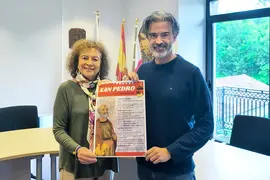 La alcaldesa, María Teresa Noceda Llano, junto al concejal de Festejos, Pedro Velarde, presentando el cartel de las fiestas en honor a San Pedro 2025