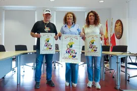 La alcaldesa, Mar&iacute;a Teresa Noceda Llano, junto a al concejala de Cultura, Vanesa S&aacute;nchez,  y un miembro de la Asociaci&oacute;n Cultural L&rsquo;Escanillu durante la presentaci&oacute;n de la XIX edici&oacute;n del Folkomillas
