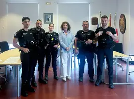 La alcaldesa, Mar&iacute;a Teresa Noceda Llano, al finalizar la toma de posesi&oacute;n de Mar&iacute;a Causo como Jefa de Polic&iacute;a y de los dos funcionarios con tareas de Auxiliar de Polic&iacute;a. 