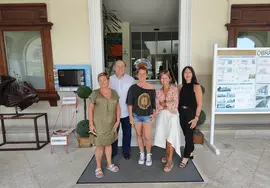 El concejal de Turismo, Jos&eacute; Luis Plaza junto a a las 4 auxiliares responsables este verano de las oficinas de turismo municipal