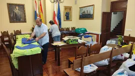 Preparativos para la entrega de camisetas que se realizar&aacute; ma&ntilde;ana martes en el Sal&oacute;n de Plenos del Ayuntamiento de Suances