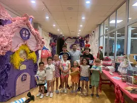 El edil de Cultura, Fran Gasc&oacute;n, junto a las ni&ntilde;as y ni&ntilde;os premiados en el sorteo