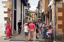 Archivo t&iacute;pica calle de Comillas donde se concentra buena parte del comercio local