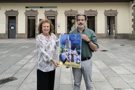 La alcaldesa, Mar&iacute;a Teresa Noceda Llano, junto al concejal de Festejos, Pedro Velarde, presentan el cartel de las fiestas del Cristo 2025