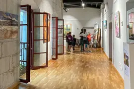 Antonio Capel, en plena sesi&oacute;n de trabajo en la primera planta del Centro Cultural El Espol&oacute;n, espacio que acoge la muestra que comparte con la artista Bego&ntilde;a Elorduy