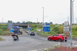 Acceso Autovía desde N-611 y entrada a Polanco 