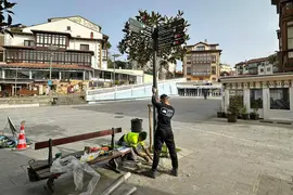 2026_03_12 durante la instalaci&oacute;n de nuevos soportes informativo en el Corro Camp&iacute;os