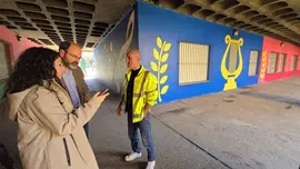 Urraca junto al Mural de la Sede de la Banda Municipal de M&uacute;sica en el Zapat&oacute;n