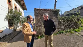 Urraca y el presidente de la Junta Vecinal Eduardo Trueba junto a la plaza de las Animas.jpg