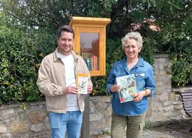 El edil de Cultura, Fran Gasc&oacute;n y la presidenta de la Junta Vecinal de Tagle, Rebeca Pern&iacute;a en el nuevo punto de bookcrossing de Tagle
