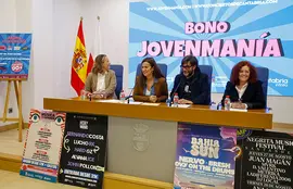 La consejera de Inclusi&oacute;n Social, Juventud, Familias e Igualdad, Bego&ntilde;a G&oacute;mez del R&iacute;o, presenta en rueda de prensa, la campa&ntilde;a &lsquo;Bono Jovenmania&rsquo;.